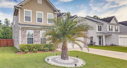 Pet-friendly Ladson Home: 23 Mi to Charleston!