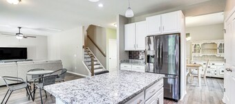 Pet-friendly Ladson Home: 23 Mi to Charleston!