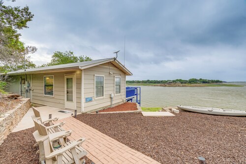 Waterfront Lake Buchanan Cottage w/ Kayaks!