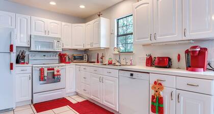 Waterfront Lake Buchanan Cottage w/ Kayaks!