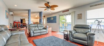 Waterfront Lake Buchanan Cottage w/ Kayaks!