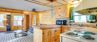 Cottage w/ Deck & Bluff Lake Views: Walk to Beach!