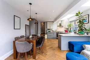 Apartment | Living room - Modern and Spacious Colliers Wood Home (London)