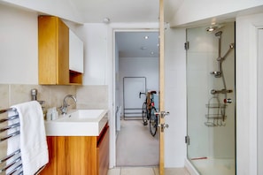Basic Apartment | Bathroom | Shower, hair dryer, towels, soap