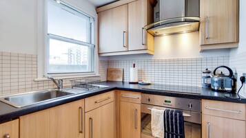 Basic Apartment | Private kitchen | Fridge, microwave, oven, stovetop