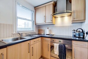 Basic Apartment | Private kitchen - Wonderful Shepherds Bush Gem (London)