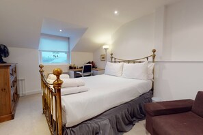 Basic Apartment | 1 bedroom, desk, laptop workspace, iron/ironing board - Wonderful Shepherds Bush Gem (London)