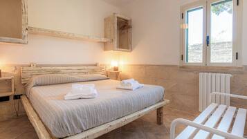 Appartamento Standard | Biancheria da letto ipoallergenica, una cassaforte in camera