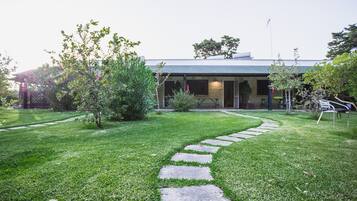 Monolocale, 1 letto matrimoniale, patio, vista giardino | Vista dalla camera