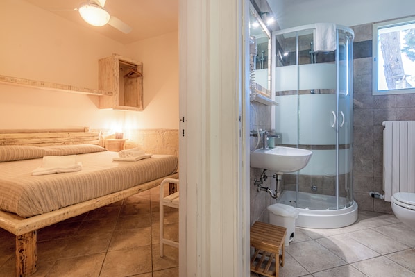 A bathroom with a shower, toilet, and sink. - BIO AGRITURISMO SALOS (Otranto)