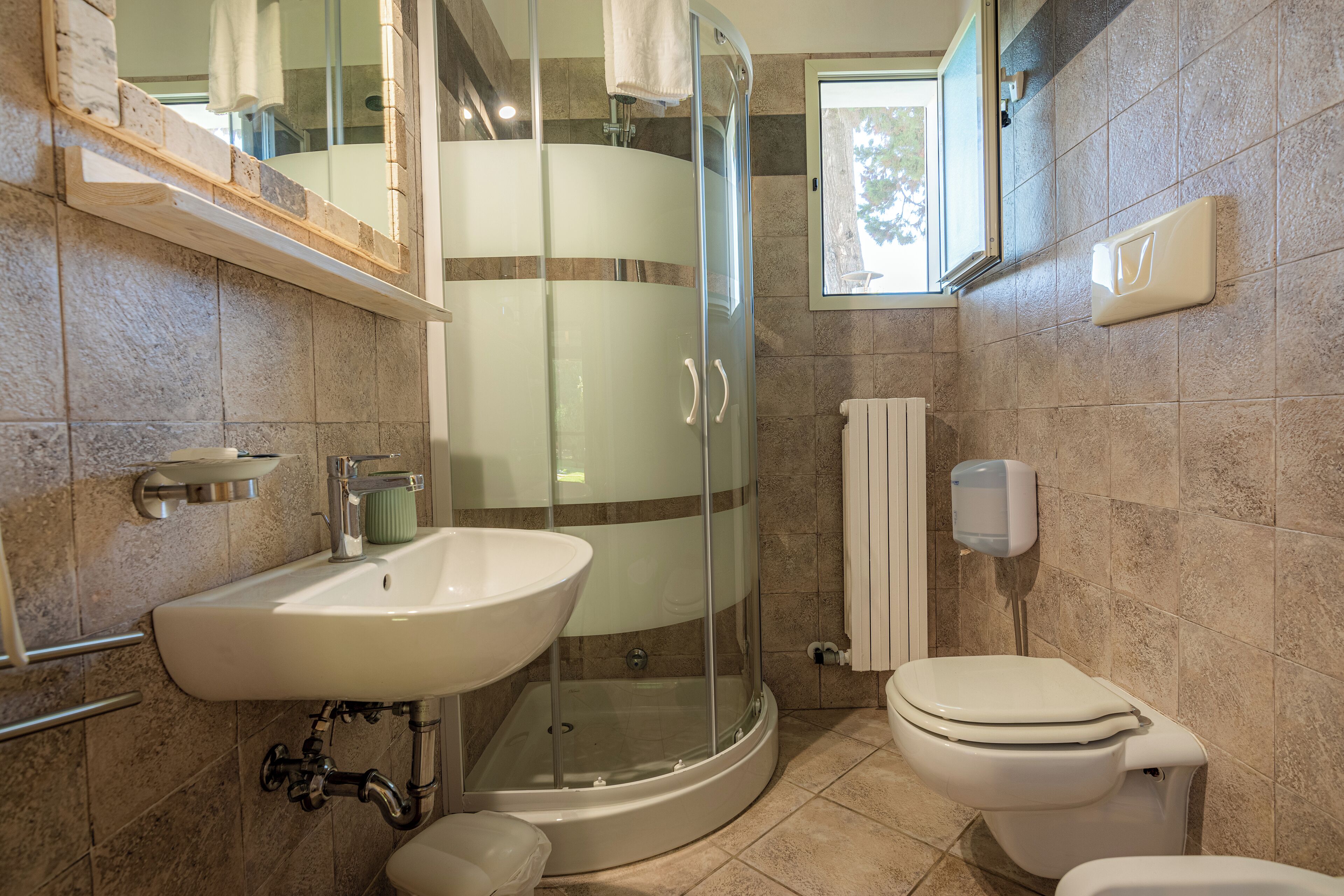Standard-Apartment | Badezimmer | Dusche, Haartrockner, Bidet, Handtücher