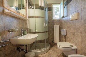 Appartamento Standard | Bagno | Doccia, asciugacapelli, bidet, asciugamani