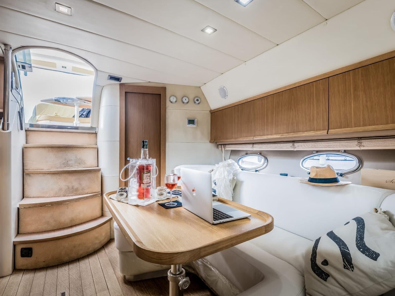 2 bedrooms, desk, bed sheets