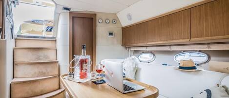 2 habitaciones, escritorio y ropa de cama