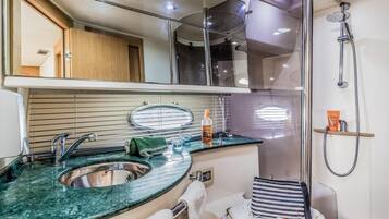 Dusche, umweltfreundliche Kosmetikartikel, Handtücher, Seife