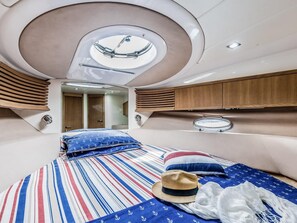 2 室のベッドルーム、デスク、ベッドシーツ