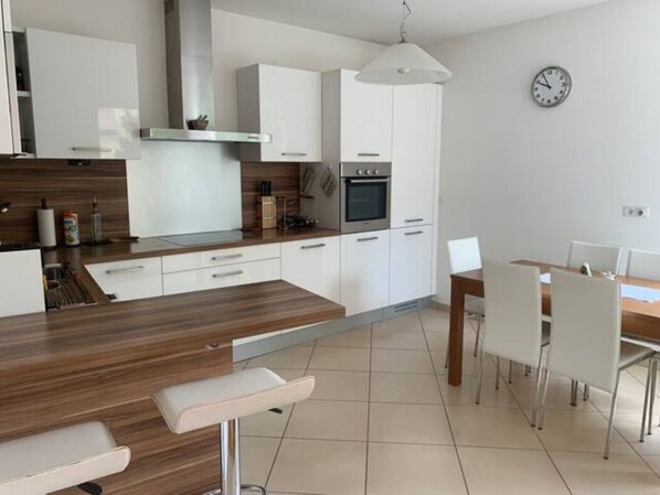 Kühlschrank, Ofen, Herdplatte, Geschirrspüler