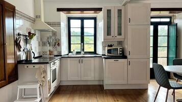 Een koelkast, een magnetron, een oven, een kookplaat