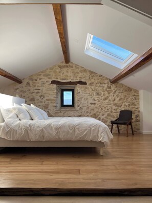 2 quartos, ferros/tábuas de passar roupa, berço de viagem