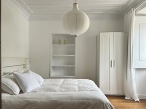 2 habitaciones, tabla de planchar con plancha y cuna de viaje 