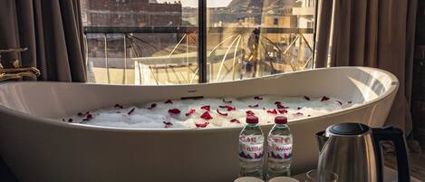 Deluxe Double Room with Bathtub, Pyramids View | Bærbart sete for badekar