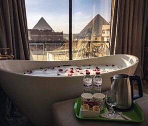 Deluxe Double Room with Bathtub, Pyramids View | Portable bathtub seat