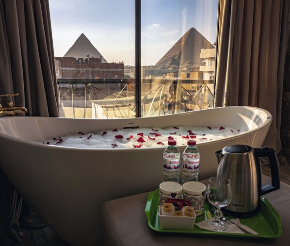 Deluxe Double Room with Bathtub, Pyramids View | Bærbart sete for badekar