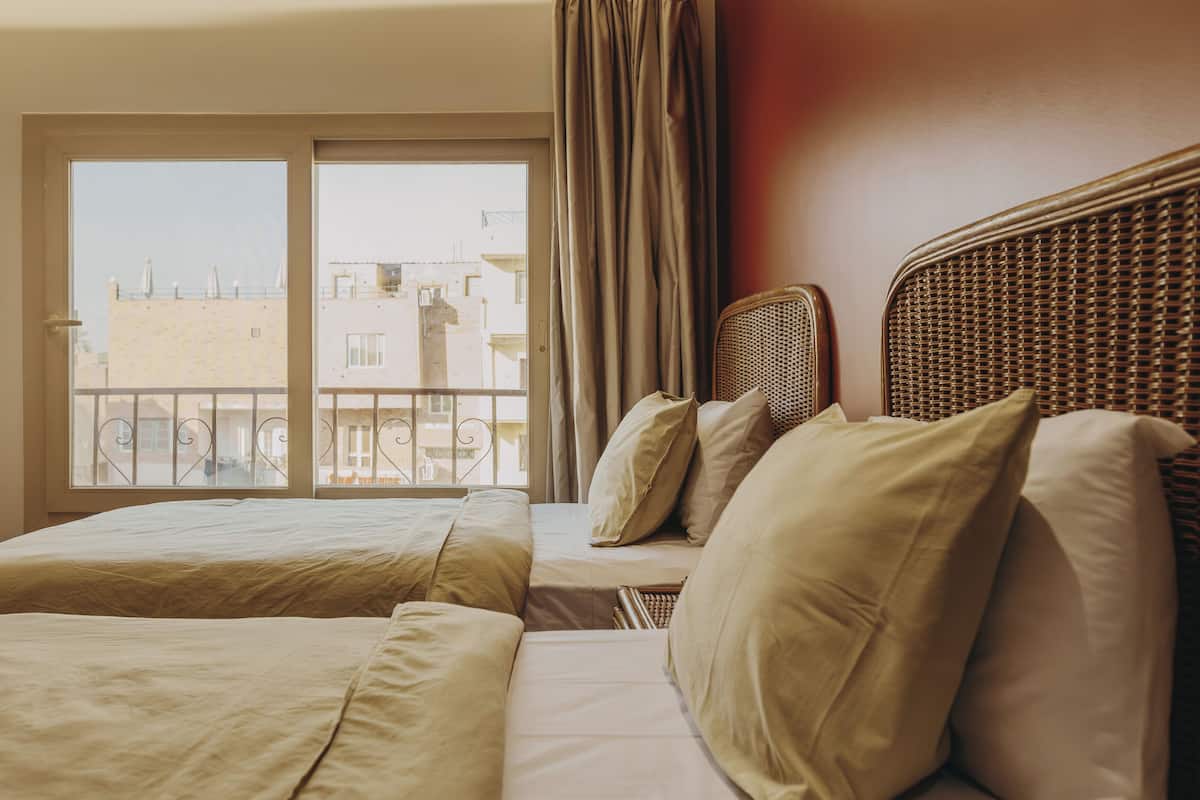 Ropa de cama de alta calidad, colchones con efecto memoria y minibar