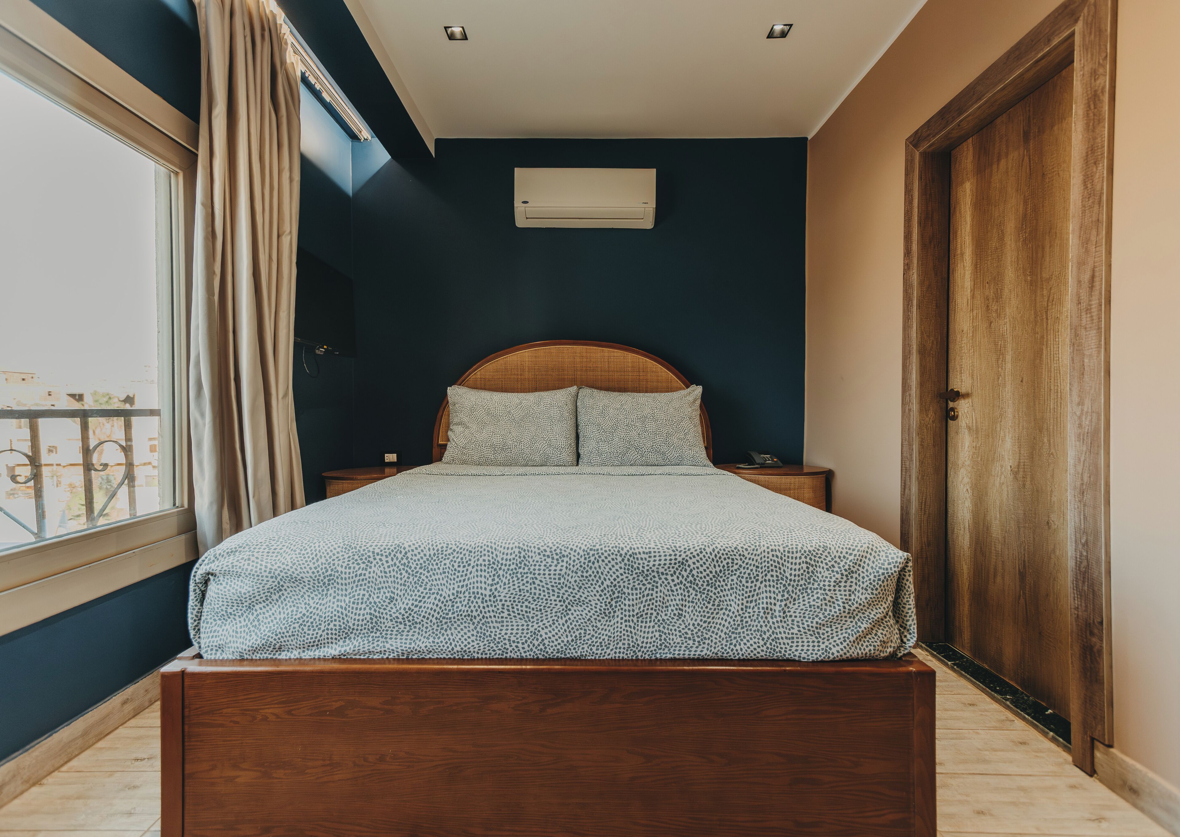 Double or Twin Room, City View | Sengetøy av topp kvalitet, memory foam-senger, minibar og safe på rommet