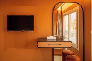 Double or Twin Room, City View | Hochwertige Bettwaren, Betten mit Memory-Foam-Matratzen, Minibar