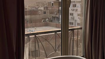 Deluxe Double Room with Bathtub, Pyramids View | Luxe beddengoed, bedden met traagschuimmatras, een minibar