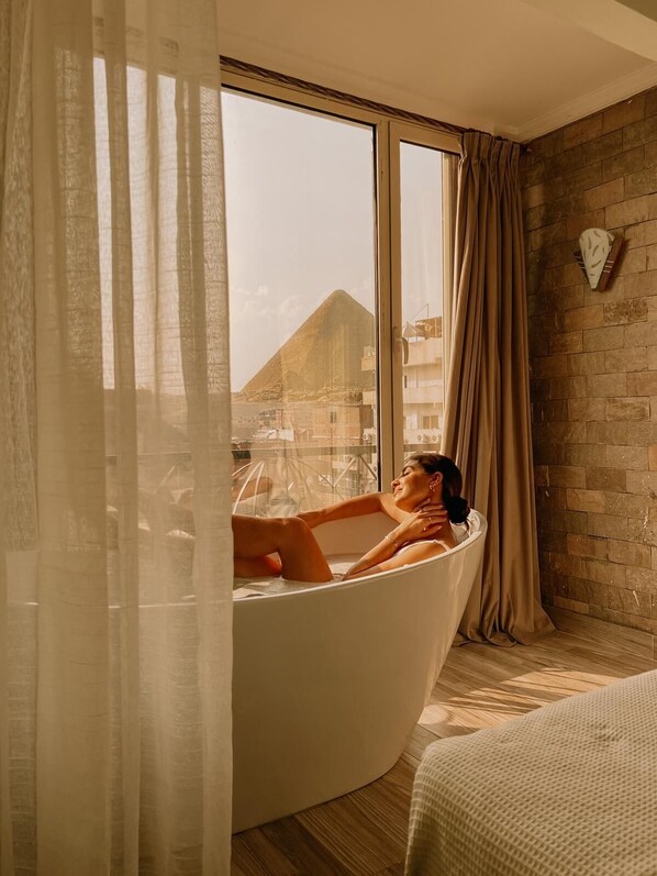 Deluxe Double Room with Bathtub, Pyramids View | เครื่องนอนระดับพรีเมียม, เตียงเมมโมรีโฟม, มินิบาร์, ตู้นิรภัยในห้องพัก