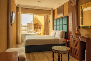Deluxe Double Room with Bathtub, Pyramids View | Hochwertige Bettwaren, Betten mit Memory-Foam-Matratzen, Minibar