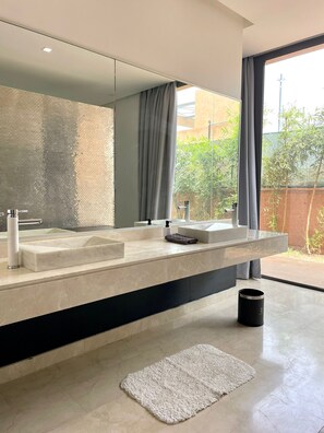 Douche, baignoire à jets, sèche-cheveux, bidet