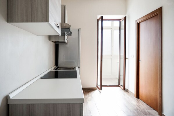 Fridge, oven, cookware/dishes/utensils, dining tables - Bari Cozy Apartment by Wonderful Italy (Bari)