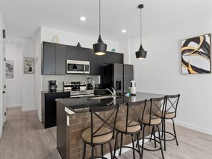 Mikrowelle, Herdplatte, Geschirrspüler