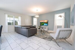 Fernseher, Tischtennisplatte