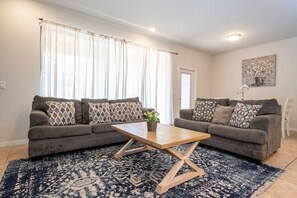 TV, fireplace - Private Pool - Resort Access - Near Disney (Davenport)