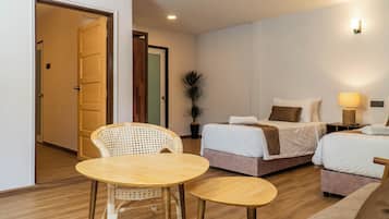 Familien-Suite, Gartenblick | Wohnbereich | 55-Zoll-Smart-TV mit Digitalempfang