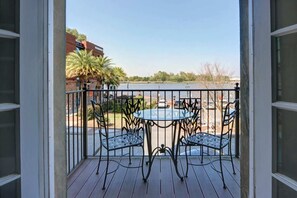 Outdoor dining - The Factor’s Flat, Historic | River View (Savannah)