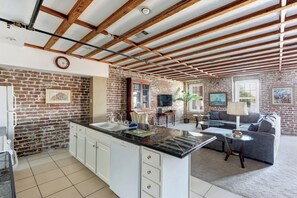 TV - The Factor’s Flat, Historic | River View (Savannah)