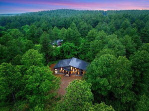 Una casa moderna rodeada de un bosque frondoso.