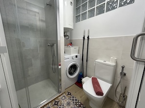 Dusche, Haartrockner, Handtücher