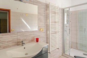 Dusche, Haartrockner, Bidet, Handtücher