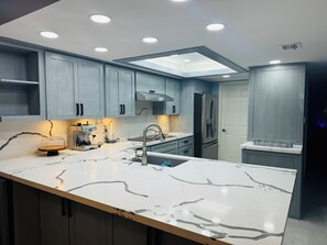 Fridge, microwave, oven, stovetop - Panoramic Ocean Front view 3 bedroom 3 bath condo
STR License 2024-0443 (South Padre Island)