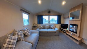 Chalet rustique | Aire de séjour | Téléviseur, foyer
