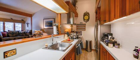 Réfrigérateur, four à micro-ondes, un four, surface de cuisson