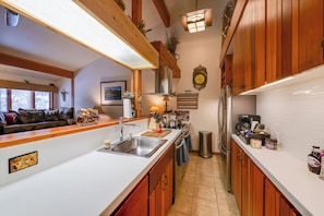 Fridge, microwave, oven, stovetop - Close to the National Parks and Ski Resorts. 11 miles from Jackson Hole. (Wilson)
