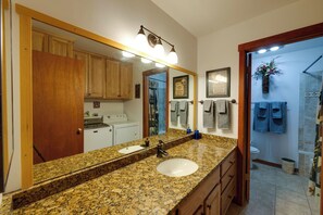 Sèche-cheveux, serviettes fournies, savon, shampoing