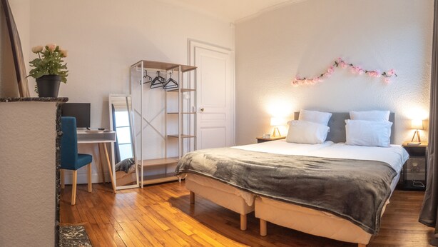 A bedroom with a bed, bedside tables, a desk, a chair, a wardrobe, and a potted plant. - Paradis - Cosy Comfy 3Beds 70m² Central FastWiFi SmartTV55" PrimeVideo BBQ (Verdun)